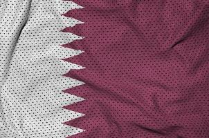 qatar flagga tryckt på en polyester nylon- sportkläder maska tyg w foto