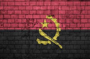 angola flagga är målad till ett gammal tegel vägg foto