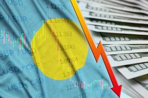 palau flagga och Diagram faller oss dollar placera med en fläkt av dollar räkningar foto