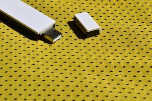 en modern bärbar uSB Wi-Fi adapter är placerad på de gul sportkläder tillverkad av polyester nylon- fiber foto