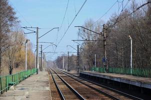 en järnväg station med plattformar för väntar för tåg foto