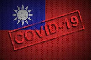 taiwan flagga och röd covid-19 stämpel. coronavirus 2019-ncov utbrott foto