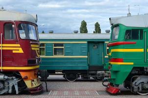 hytter av modern ryska elektrisk tåg. sida se av de huvuden av järnväg tåg med en massa av hjul och fönster i de form av hyttventiler foto