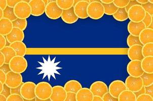 nauru flagga i färsk citrus- frukt skivor ram foto