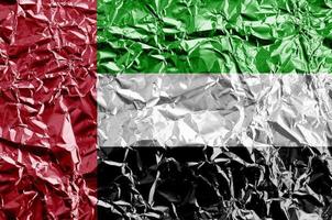 förenad arab emirates flagga avbildad i måla färger på skinande skrynkliga aluminium folie närbild. texturerad baner på grov bakgrund foto
