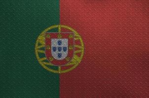 portugal flagga avbildad i måla färger på gammal borstat metall tallrik eller vägg närbild. texturerad baner på grov bakgrund foto