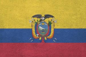 ecuador flagga avbildad i ljus måla färger på gammal lättnad putsning vägg. texturerad baner på grov bakgrund foto