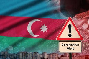 azerbaijan flagga och coronavirus 2019-ncov varna tecken. begrepp av hög sannolikhet av ny coronavirus utbrott genom reser turister foto