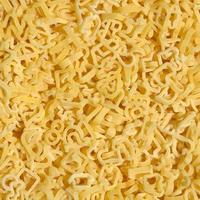 textur av en massa av lockigt rå gul pasta foto