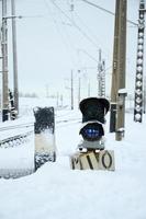 semafor är belägen på de motorväg korsning de järnväg linje i vinter- säsong foto