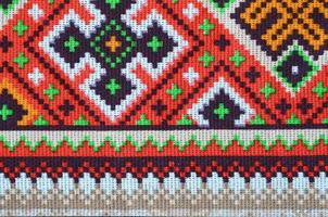 traditionell ukrainska folk konst stickat broderi mönster på textil- tyg foto