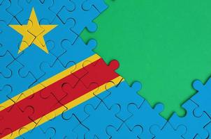 demokratisk republik av de kongo flagga är avbildad på en avslutad kontursåg pussel med fri grön kopia Plats på de rätt sida foto