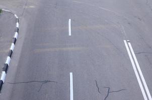 skadad dålig asfalt väg med gropar. lappa reparera av asfalt foto