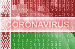 Vitryssland flagga och trogen digital abstrakt sammansättning med coronavirus inskrift. covid-19 utbrott begrepp foto