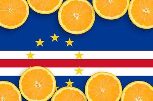 cabo verde flagga i citrus- frukt skivor horisontell ram foto