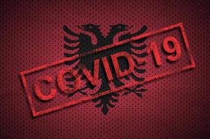 albania flagga och röd covid-19 stämpel. coronavirus 2019-ncov utbrott foto