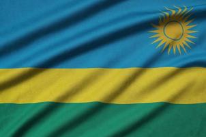 rwanda flagga är avbildad på en sporter trasa tyg med många veck. sport team baner foto