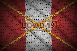 peru flagga och covid-19 stämpel med orange karantän gräns tejp korsa. coronavirus eller 2019-ncov virus begrepp foto