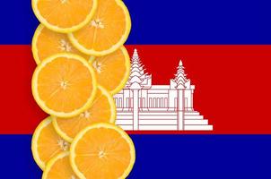 cambodia flagga och citrus- frukt skivor vertikal rad foto