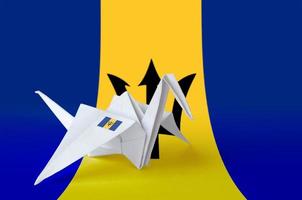 barbados flagga avbildad på papper origami kran vinge. handgjort konst begrepp foto