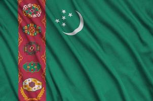 turkmenistan flagga är avbildad på en sporter trasa tyg med många veck. sport team baner foto