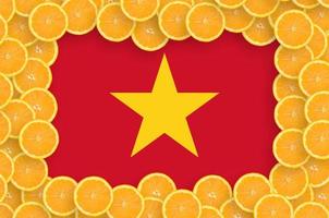 vietnam flagga i färsk citrus- frukt skivor ram foto