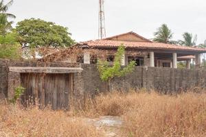 combuco, ceara, Brasilien, september 15, 2022 stor överge Hem i ett en flytande grannskap i combuco, en allmänning syn i många delar av Brasilien foto