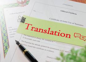 översättning text över engelsk officiell översättning pappersarbete foto