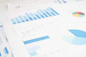 diagram diagram papper. ekonomisk utveckling, bankkonto, statistik, investeringsanalys, forskningsdataekonomi, börskontor, företagsmöte, koncept. foto