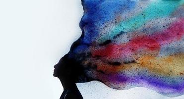 mental hälsa, fantasi och kreativitet begrepp. silhuett Foto av kvinna kombinerad med färgrik vattenfärg. positiv sinne, frihet, njuter och liv filosofi