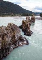 en snabbt flytande bred och fullflödande berg flod. stor stenar pinne ut av de vatten. stor berg flod katun, turkos Färg, i de altai berg, altai republik. plats de drakens tänder. foto