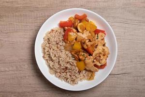 brun ris med Wokad grönsaker och ägg. friska mat. foto