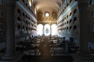 ferrara, Italien-mars 20,2022-promenader inuti de monumental kyrkogård av de charterhus av ferrara under en solig dag. foto