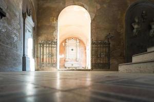 ferrara, Italien-mars 20,2022-promenader inuti de monumental kyrkogård av de charterhus av ferrara under en solig dag. foto