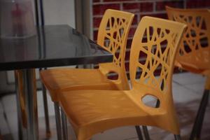 plast stolar i kaféer eller restauranger till njut av mat foto