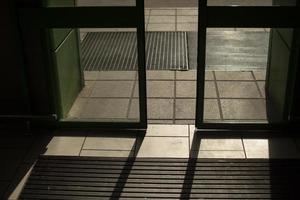 affär dörrar öppna. automatisk dörrar i byggnad. transparent klaffar. foto