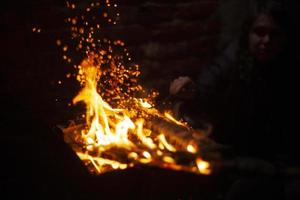 lågor av bål. brand i mörk. brinnande ved. foto