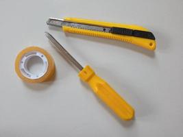 de olika verktygssatser med gul Färg på de bricka foto