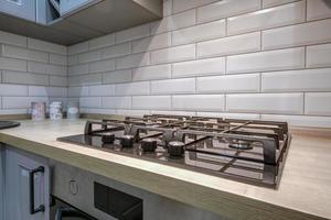 möbel och porslin på modern lyx kök i studio lägenheter i minimalistisk stil med ljus Färg foto