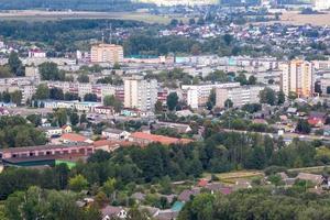 antenn panorama- se från en bra höjd av en små provinsiell stad med en privat sektor och höghus lägenhet byggnader foto