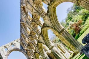 bågar på rievaulx kloster ruiner i norr york hedar nationell parkera, yorkshire förenad rike foto