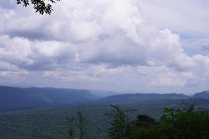 panorama av hög bergen i thailand underbar regnig säsong landskap i de bergen ha de hela himmel moln och dimma. foto