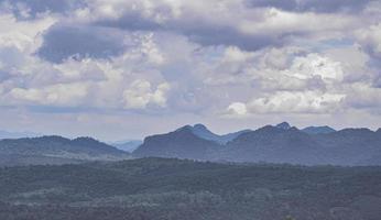 panorama av hög bergen i thailand underbar regnig säsong landskap i de bergen ha de hela himmel moln och dimma. foto