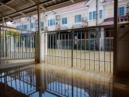 översvämmad by i thailand foto