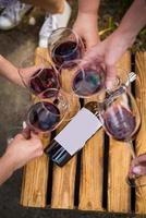 människor klirr glasögon med vin på de sommar terrass av Kafé eller restaurang foto