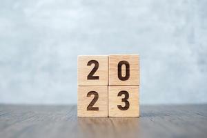 2023 års block på bordet. mål, resolution, strategi, plan, start, budget, uppdrag, handling, motivation och semesterkoncept för nytt år foto