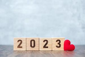 2023 trä kub blockera med röd hjärta form. sjukvård, hälsa, upplösning, mål, ny år ny du och Lycklig valentine dag Semester begrepp foto