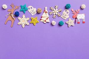 festlig dekorationer och leksaker på lila bakgrund. glad jul begrepp med kopia Plats foto