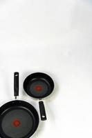 teflon matlagning pannor, svart teflon på vit bakgrund, plast handtag, mexico foto