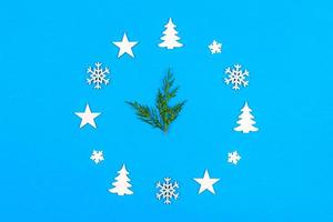 begrepp klocka tillverkad av jul dekoration som visar fem till midnatt ny år på blå bakgrund med kopia Plats foto